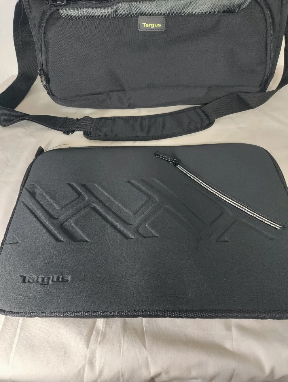 Like New Targus City Gear Hybrid Messenger TCG270 + Targus Trax Sleeve TSS677US